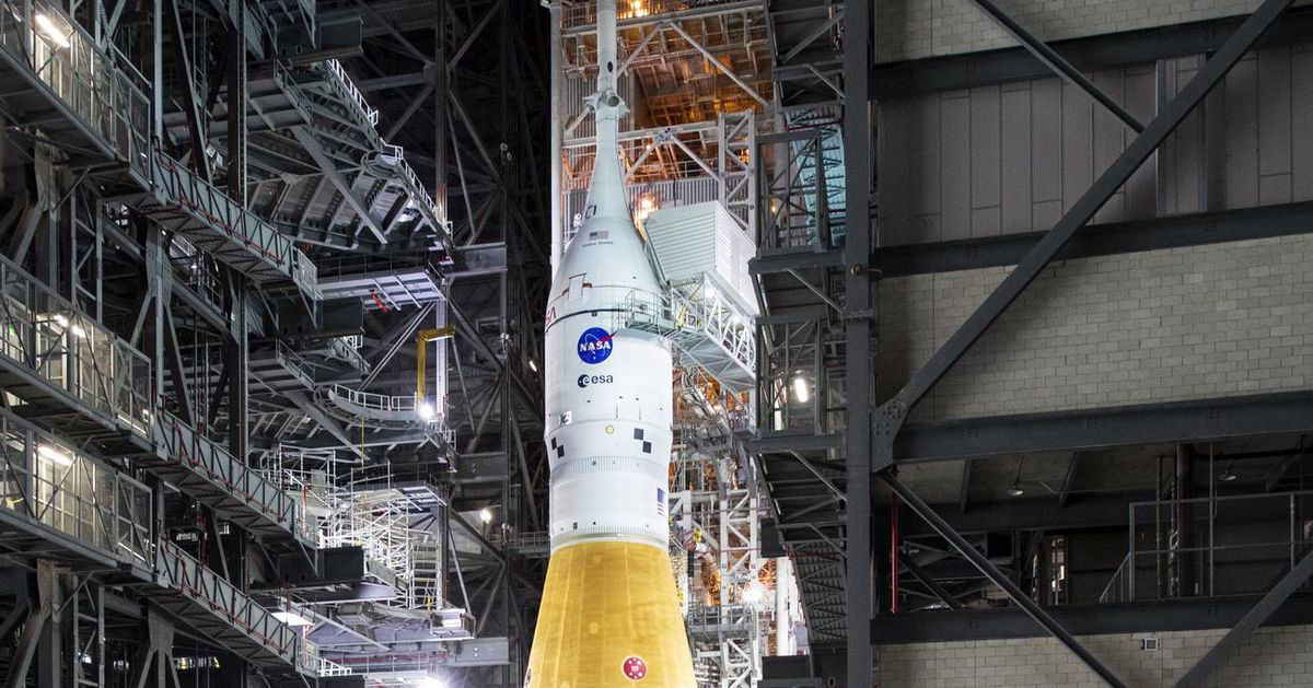 Посмотрите, как НАСА впервые запускает свою новую массивную ракету Space Launch System.