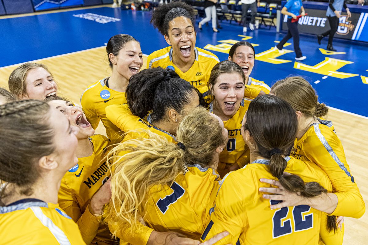 Marquette Volleyball celebrates advancing to the Sweet 16 in 2022