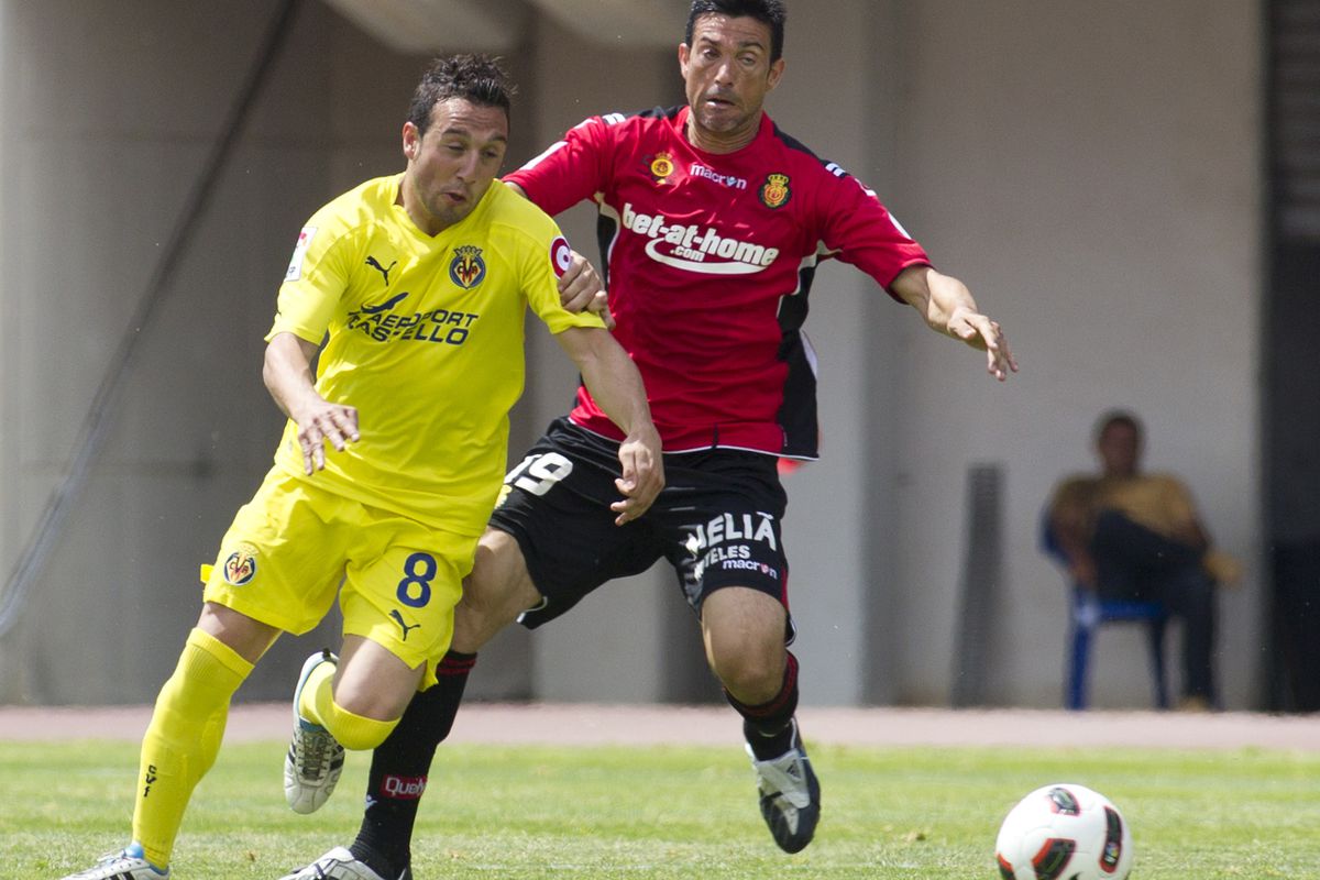 Villarreal’s midfielder Santi Cazorla (L