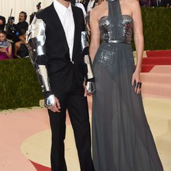 Zayn wears Versace with robot arms, while Gigi Hadid wears a Tommy Hilfiger gown.