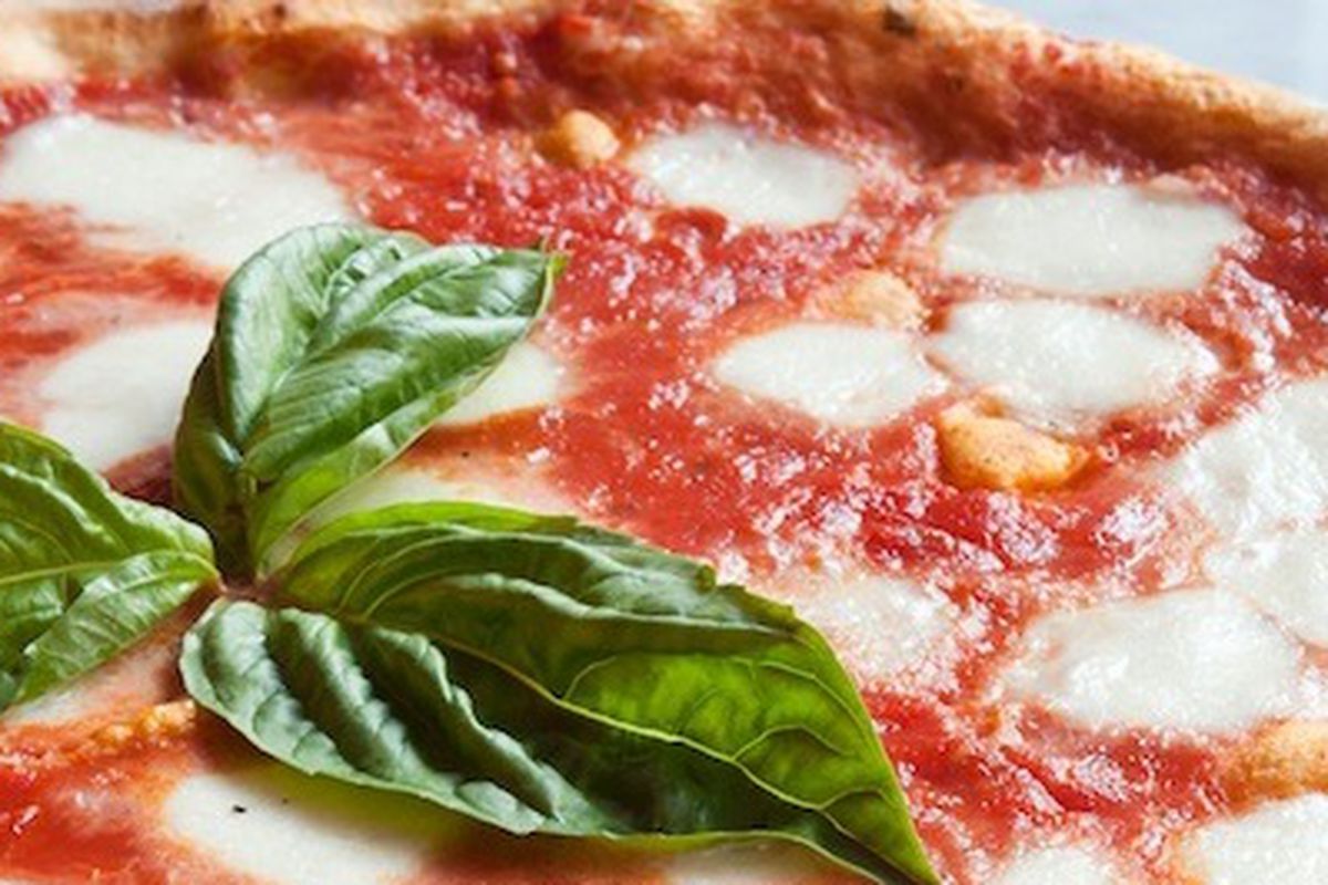  Piola's classic Margherita pizza. 
