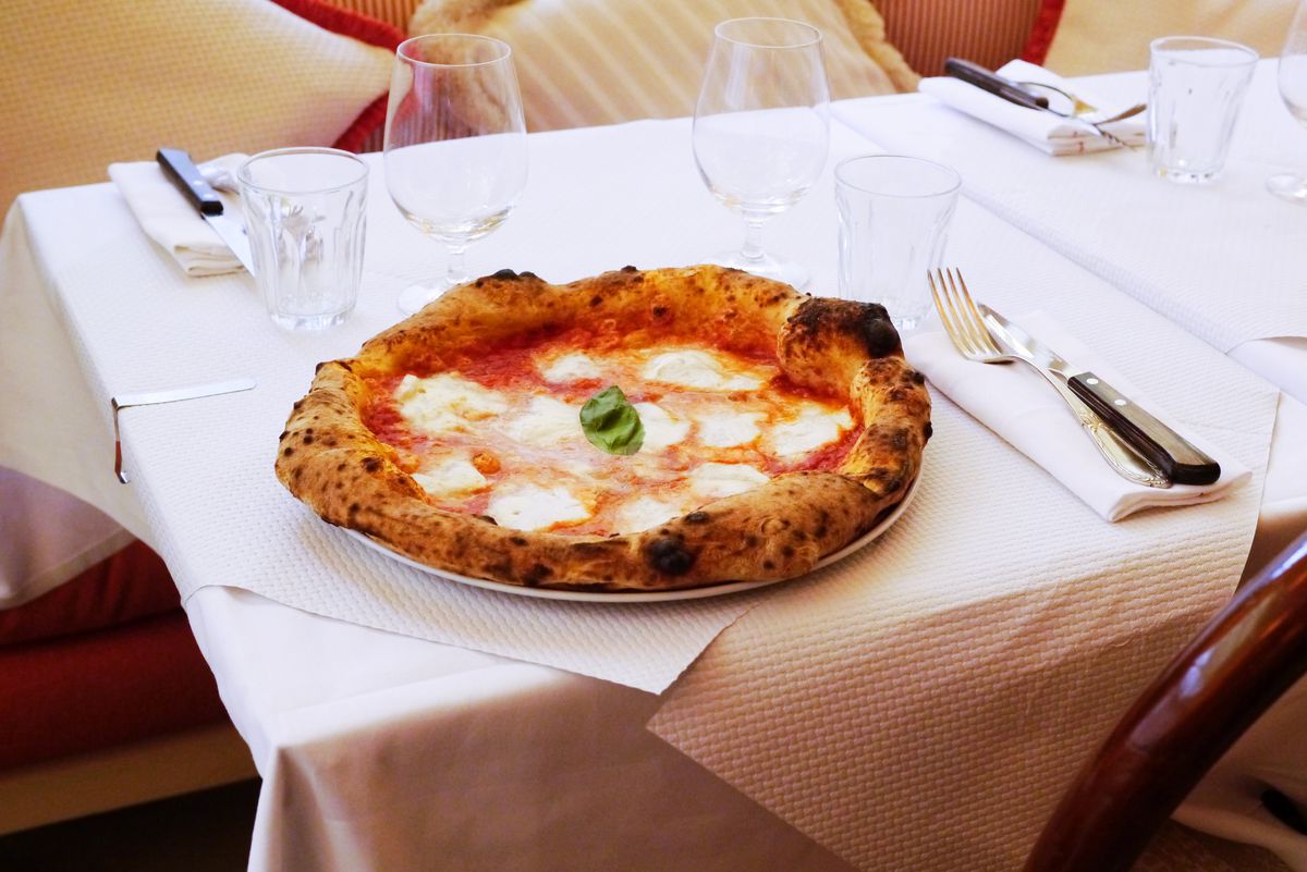 Gloria Italian restaurant from Big Mamma in Shoreditch: pizza on the table