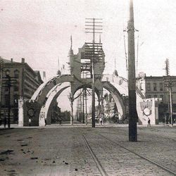 The Triumphal Arch, built to welcome home and honor the troops from the Spanish American War in 1899, was located at Main Street and 2nd South in Salt Lake.