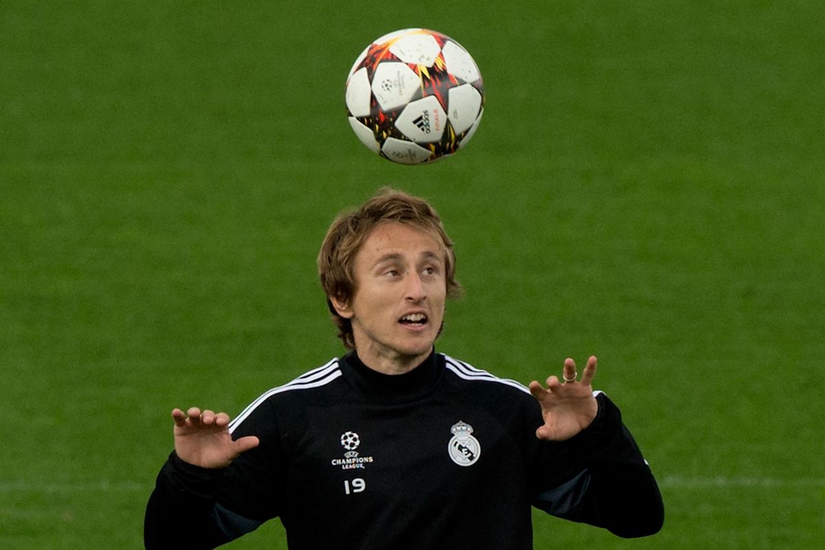 Modric pretends to be Peter Crouch