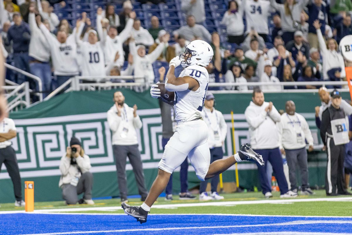 Penn State Nittany Lions running back Nicholas Singleton (10) scores a touchdown against the Michigan State Spartans during the second half at Ford Field.&nbsp;