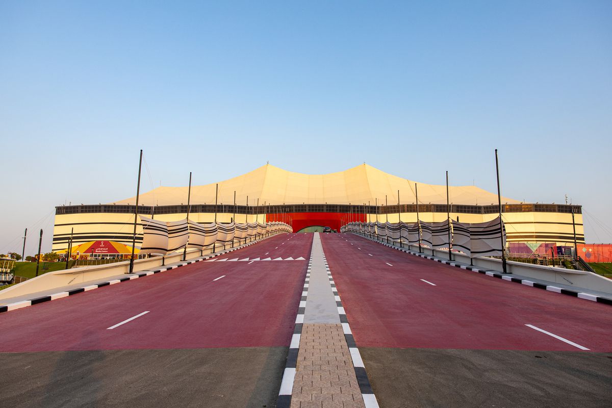 Dev bir geleneksel Katar çadırına benzeyen bir stadyum.