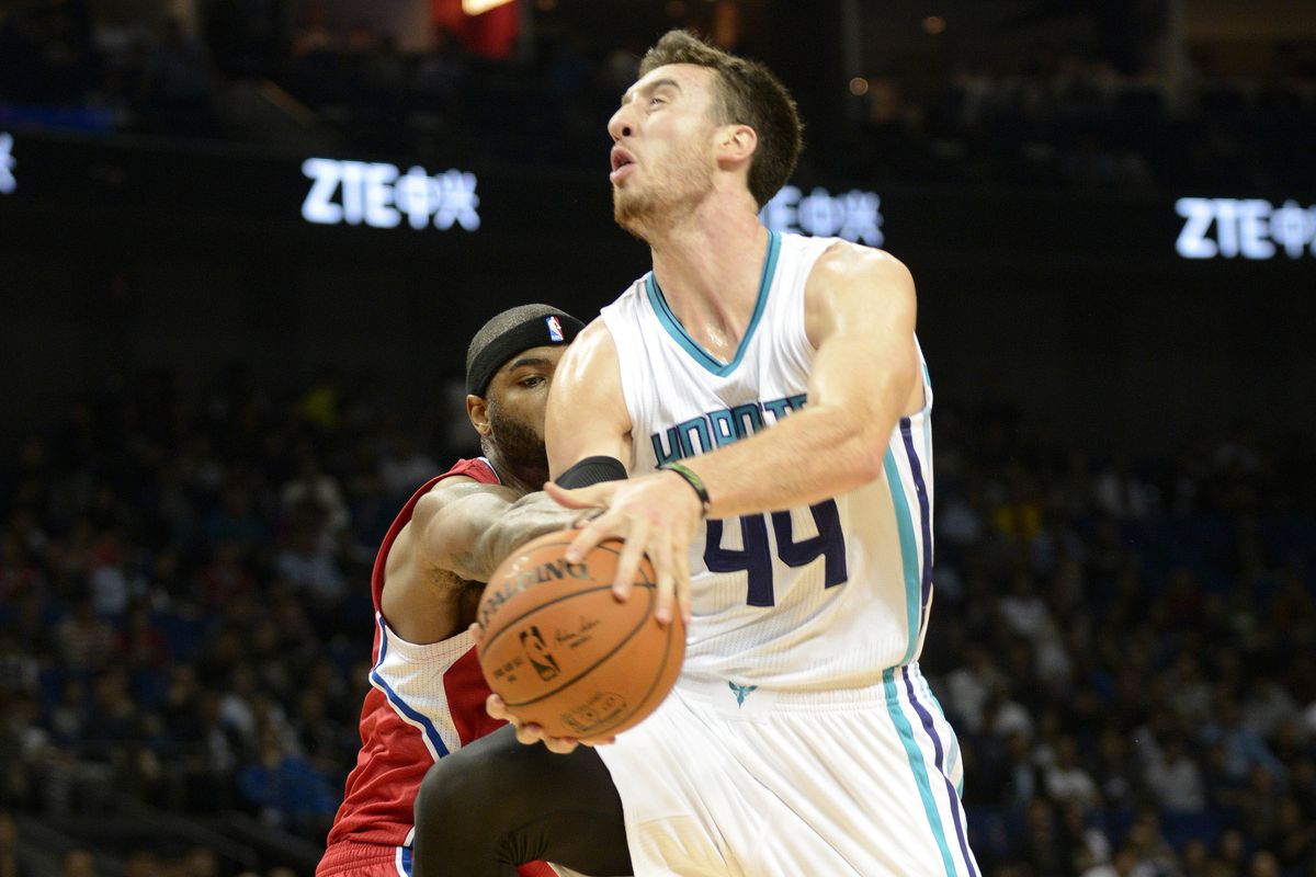 Amazingly, this is the funniest picture of Kaminsky in a Hornets uni that I could find.