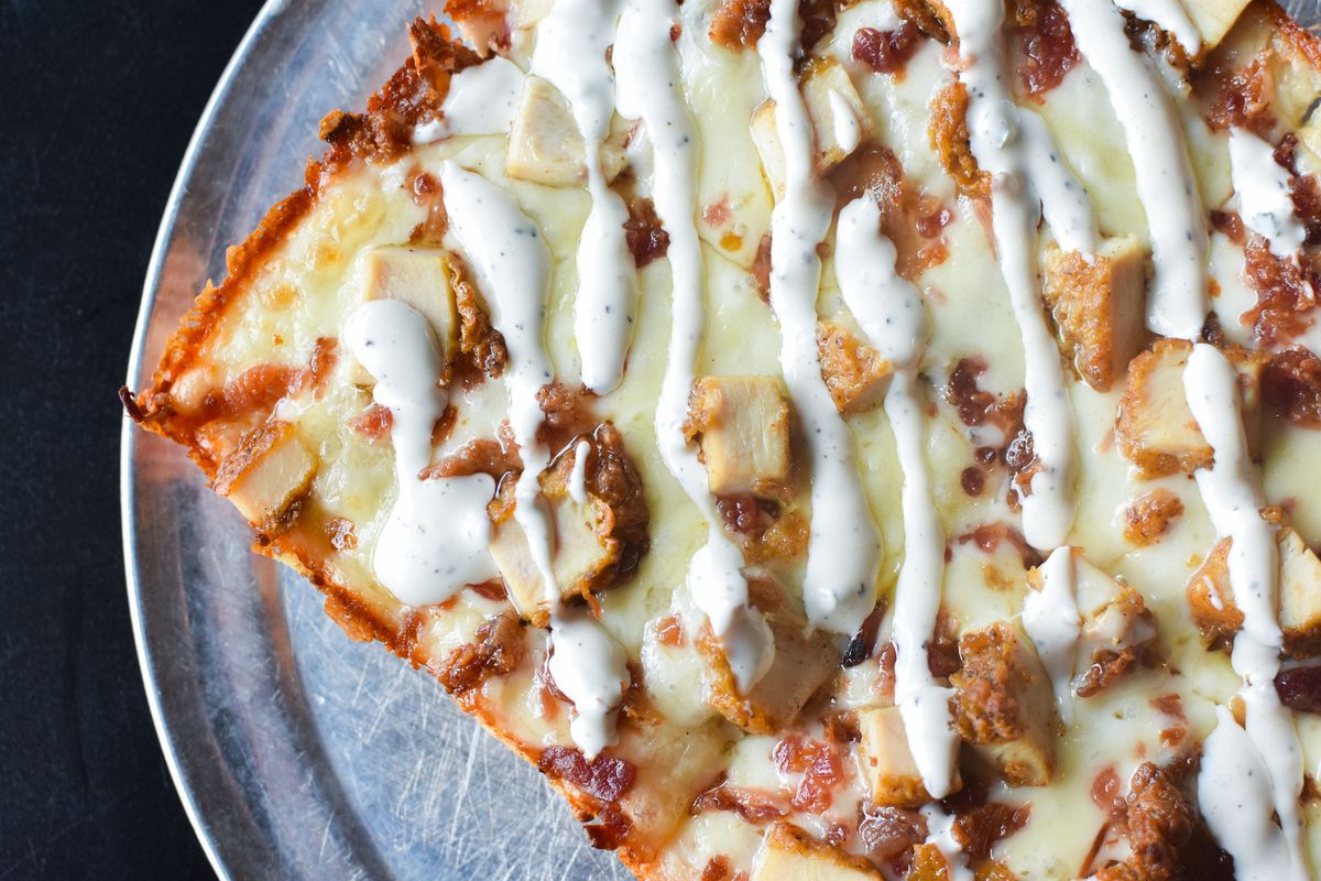 Via 313’s pizza collaboration with Flyrite Chicken, the chicken bacon ranch pie