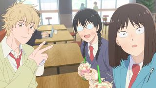 (L-R) En blondhåret anime dreng (Sosuke), en sorthåret anime-pige med pigtails og briller (Makoto) og en brunhåret anime-pige (Mitsumi) stirrer fremad på deres billede, der bliver taget i Skip og Loafer