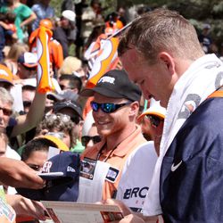 Broncos QB Peyton Manning signs autographs once again at training camp