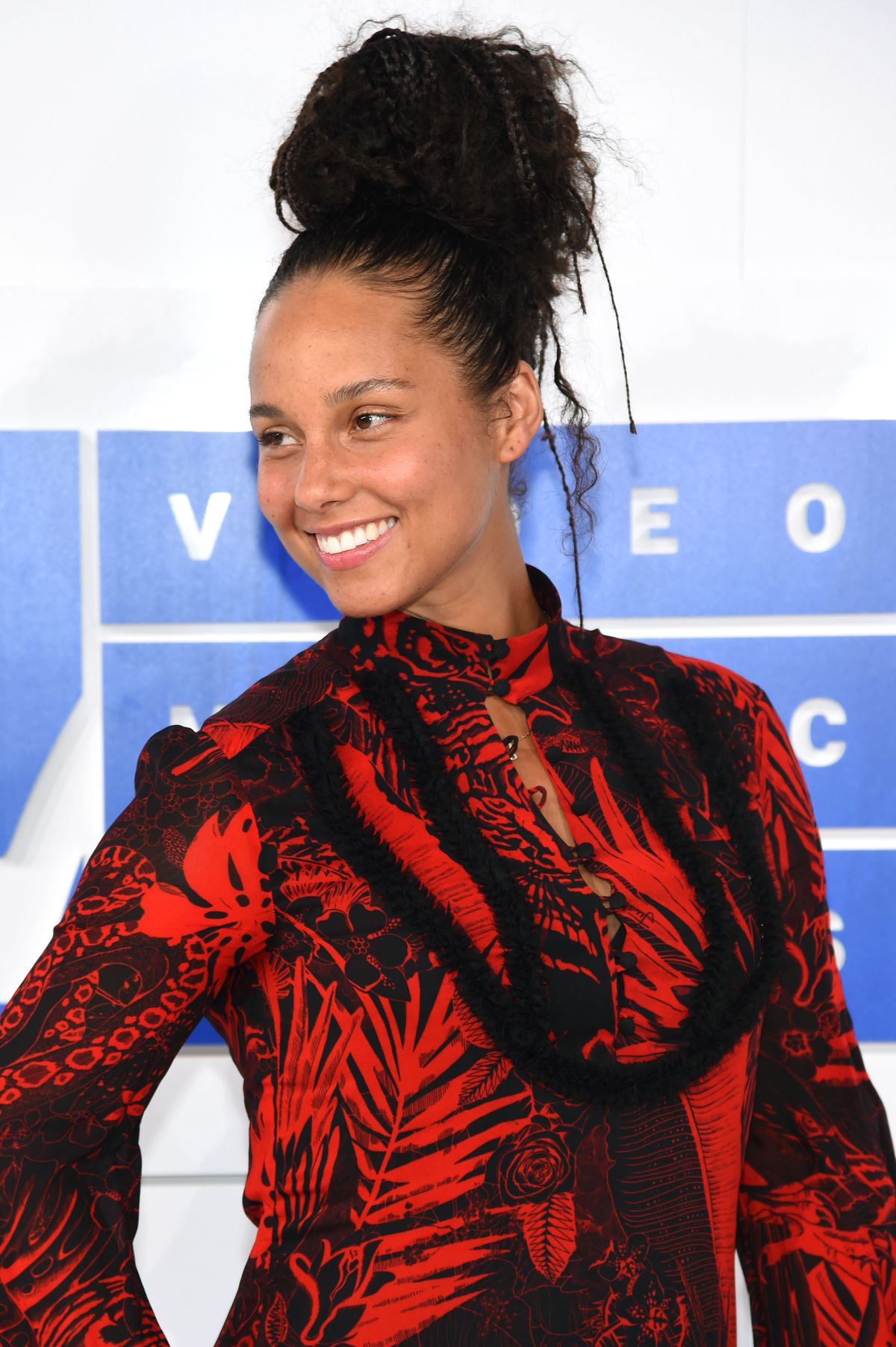 Alicia Keys without makeup at the MTV Video Music Awards in 2016