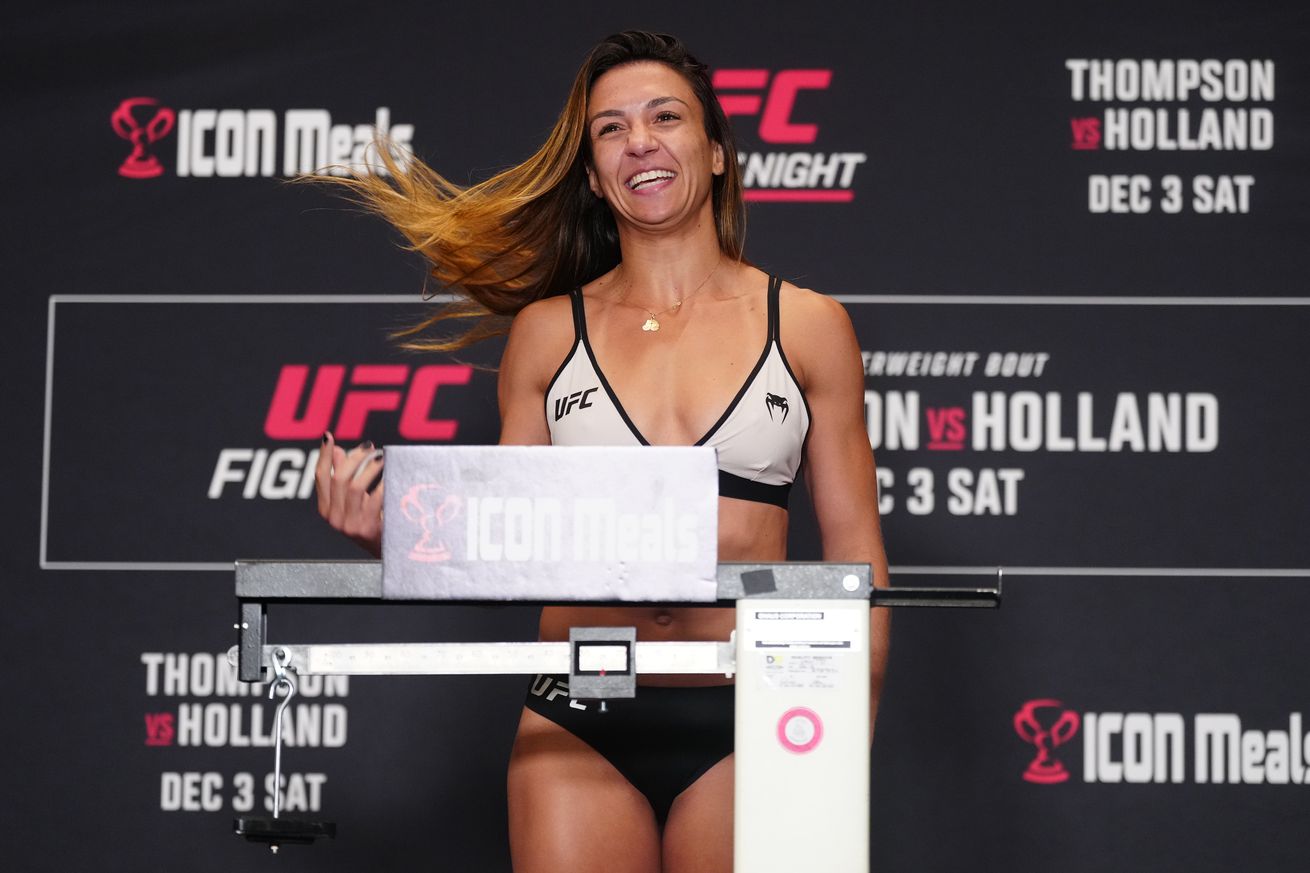 Amanda Ribas is set to face Viviane Araujo at UFC 285.