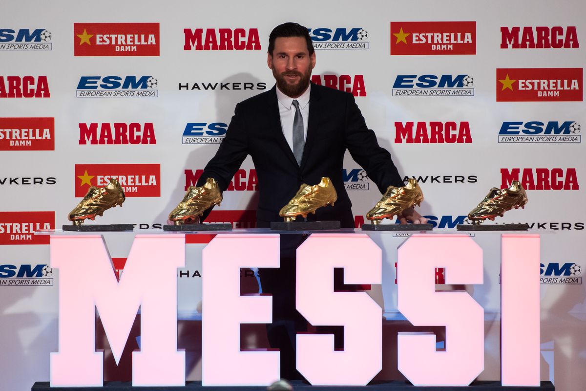 Lionel Messi receiving Golden Shoe award