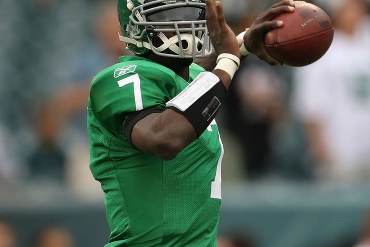 PHILADELPHIA - SEPTEMBER 12:  Michael Vick #7 of the Philadelphia Eagles warms up before a game. (Photo by Mike Ehrmann/Getty Images)
