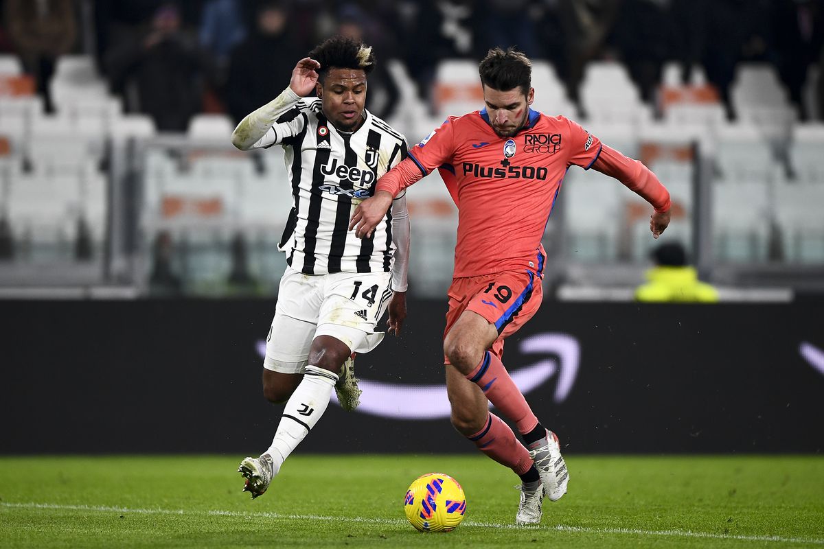 Weston McKennie (L) of Juventus FC competes for the ball...