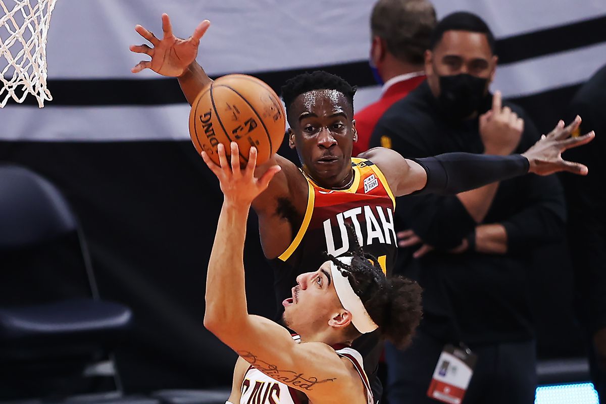 Utah Jazz guard Miye Oni defends Cleveland Cavaliers guard Brodric Thomas.