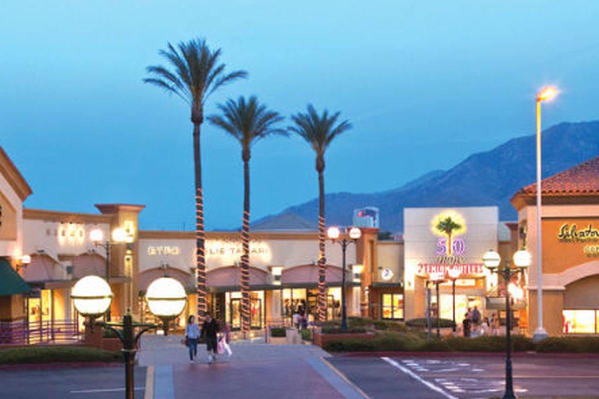The Desert Hills Premium Outlets. Image via <a href="http://www.sheknows.com/living/articles/837081/top-outlet-malls">SheKnows</a>.