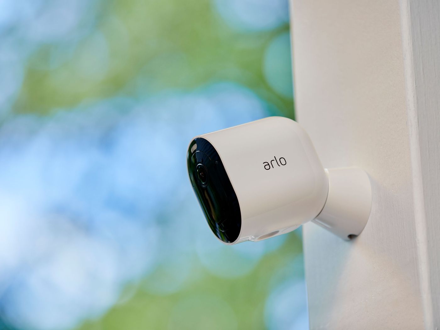 Arlo's new wire-free Pro 4 doesn't need a smart home hub The Verge