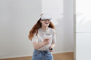 Seorang wanita menggunakan perkakasan Oculus Quest 2 untuk meneroka VR