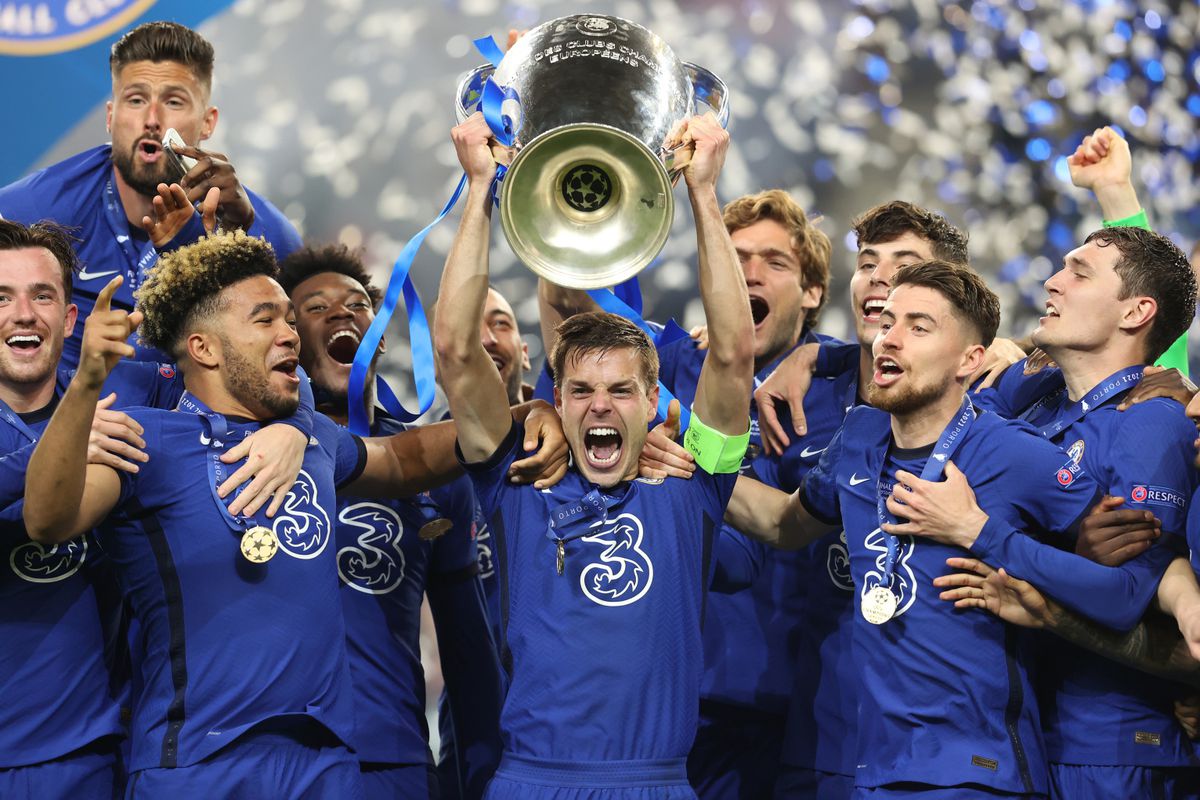 Chelsea players celebrate with the  2021Champions League trophy