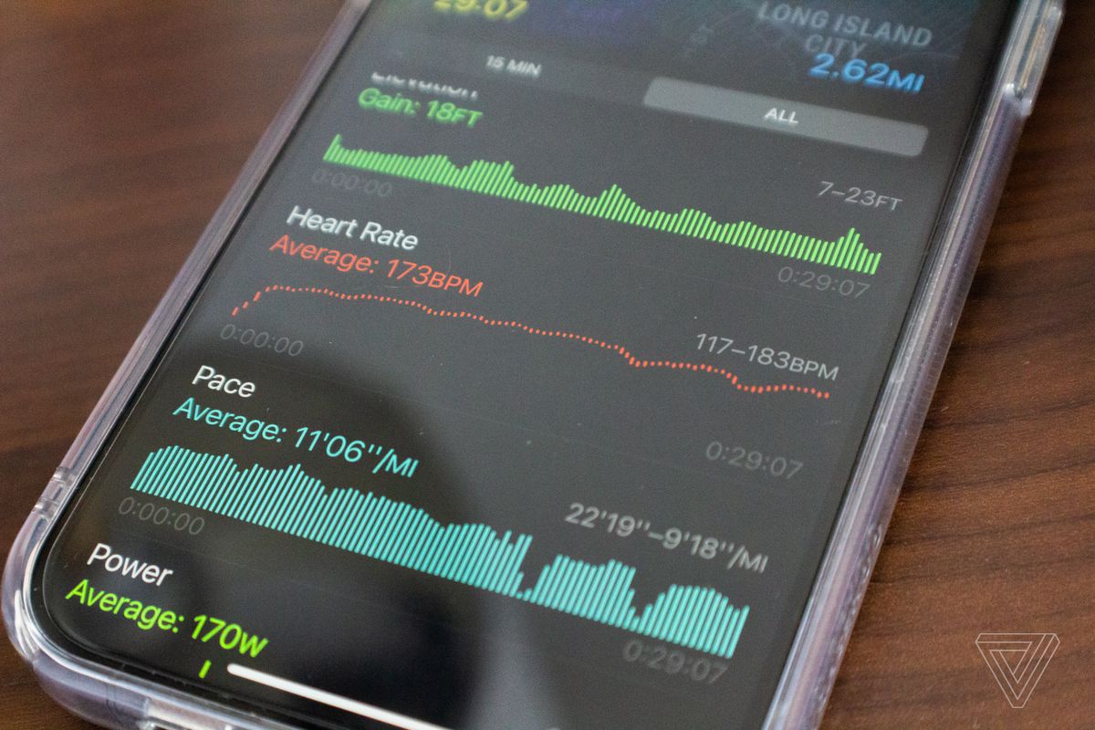 Нови метрични графики на watchOS 9, показвани на iPhone