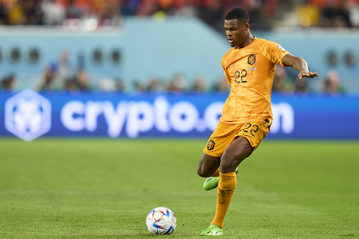 Denzel Dumfries of Netherlands passes the ball during the FIFA World Cup Qatar 2022 Round of 16 match between Netherlands and USA at Khalifa International Stadium on December 03, 2022 in Doha, Qatar.