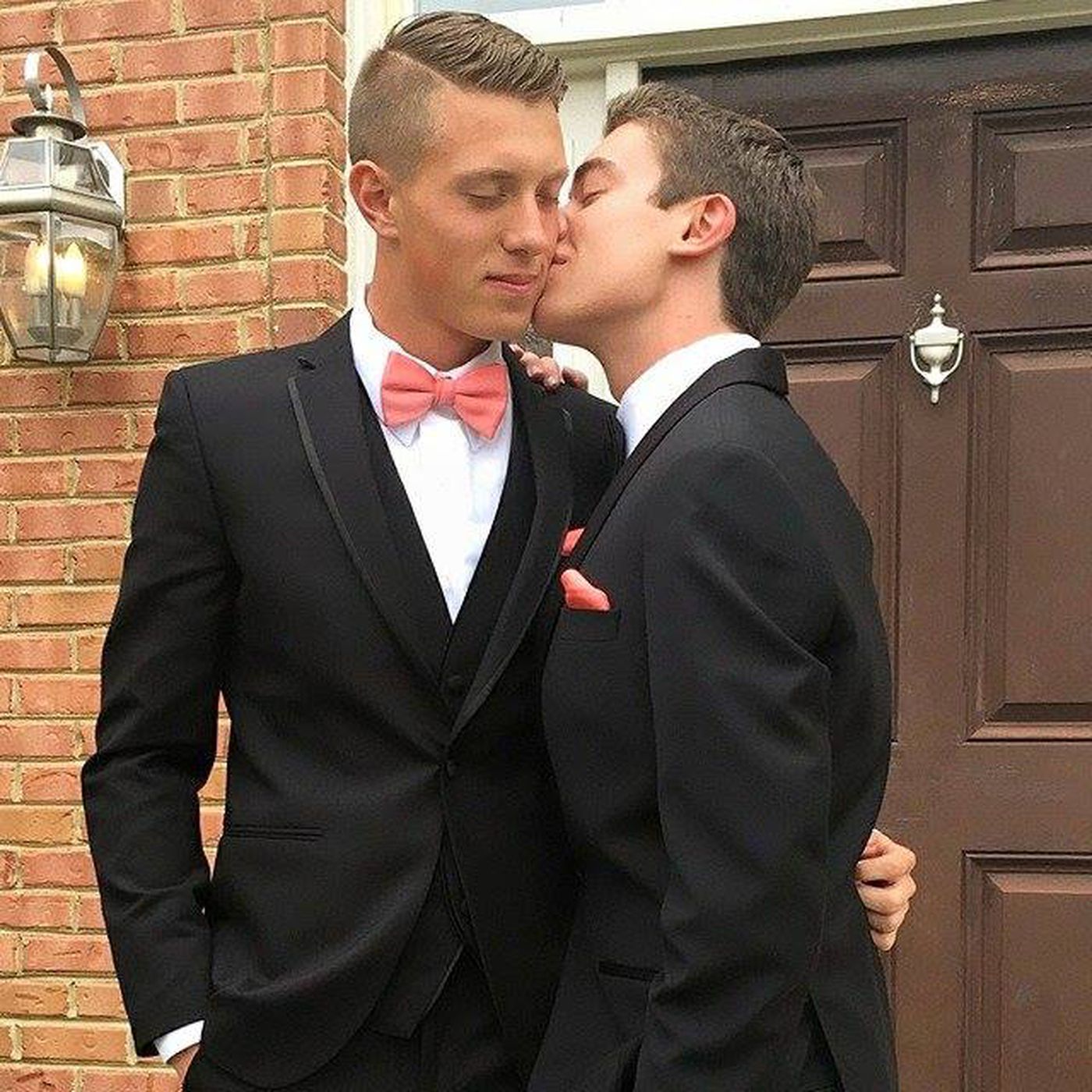 Gay College Boys Kissing