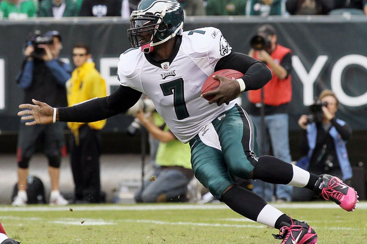 PHILADELPHIA - OCTOBER 03:  Michael Vick #7 of the Philadelphia Eagles runs the ball against the Washington Redskins on October 3 2010 at Lincoln Financial Field in Philadelphia Pennsylvania.  (Photo by Jim McIsaac/Getty Images)