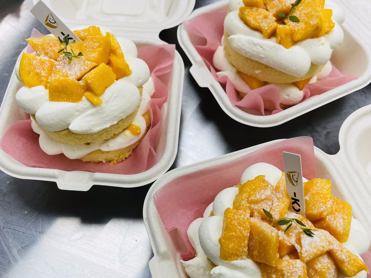 Chiffon cakes with whipped cream and mangoes