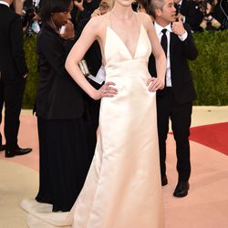 Elle Fanning wears a Thakoon gown and a Judith Leiber Couture bag.