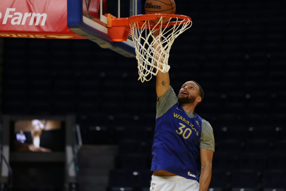 Steph Curry dunking in practice