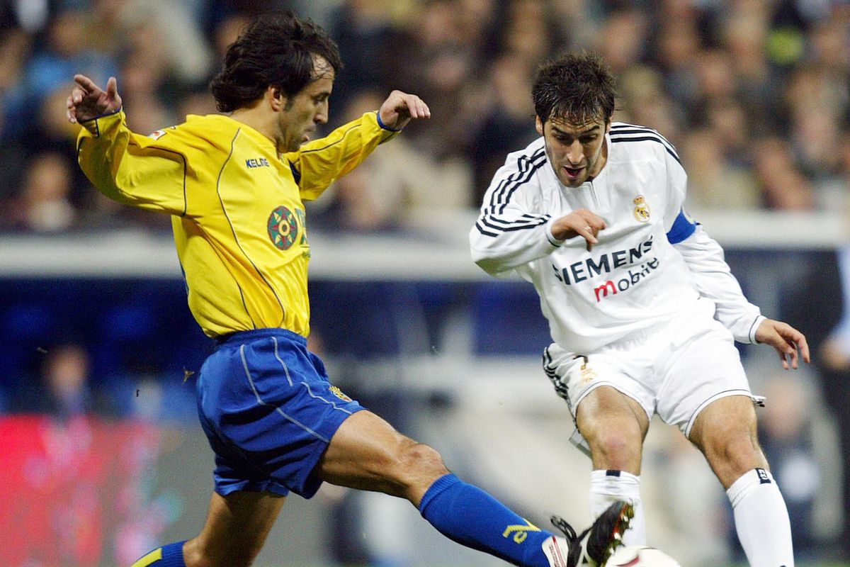 Real Madrid’s Raul (R) vies with Villarr