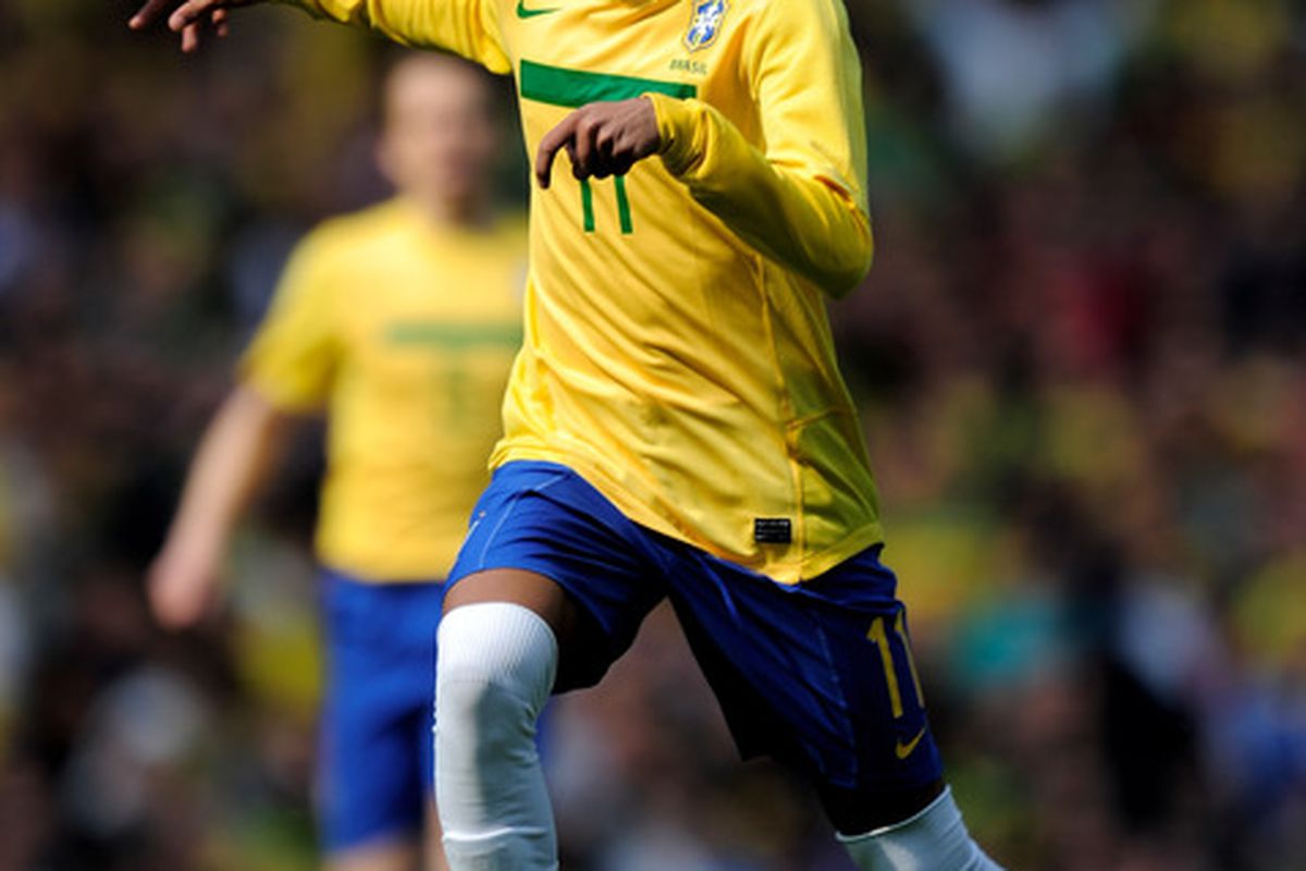 LONDON, ENGLAND - MARCH 27:  Neymar of Brazil on the ball during the International friendly match between Brazil and Scotland at Emirates Stadium on March 27, 2011 in London, England.  (Photo by Jamie McDonald/Getty Images)