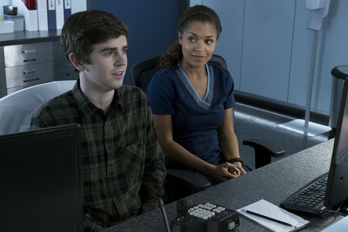 Freddie Highmore as Dr. Shaun Murphy and Antonia Thomas as Dr. Claire Brown on The Good Doctor.