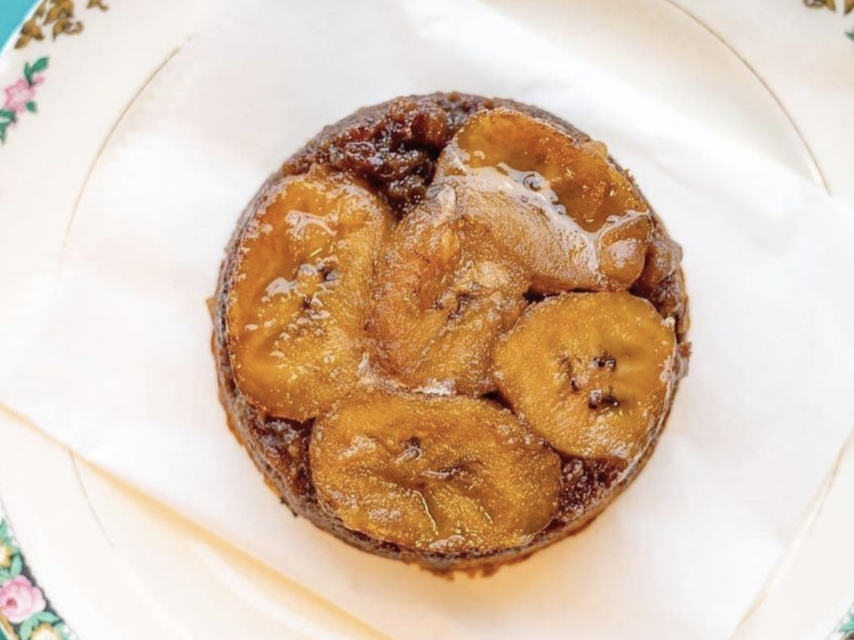 A spiced cake topped with caramelized plantains. 