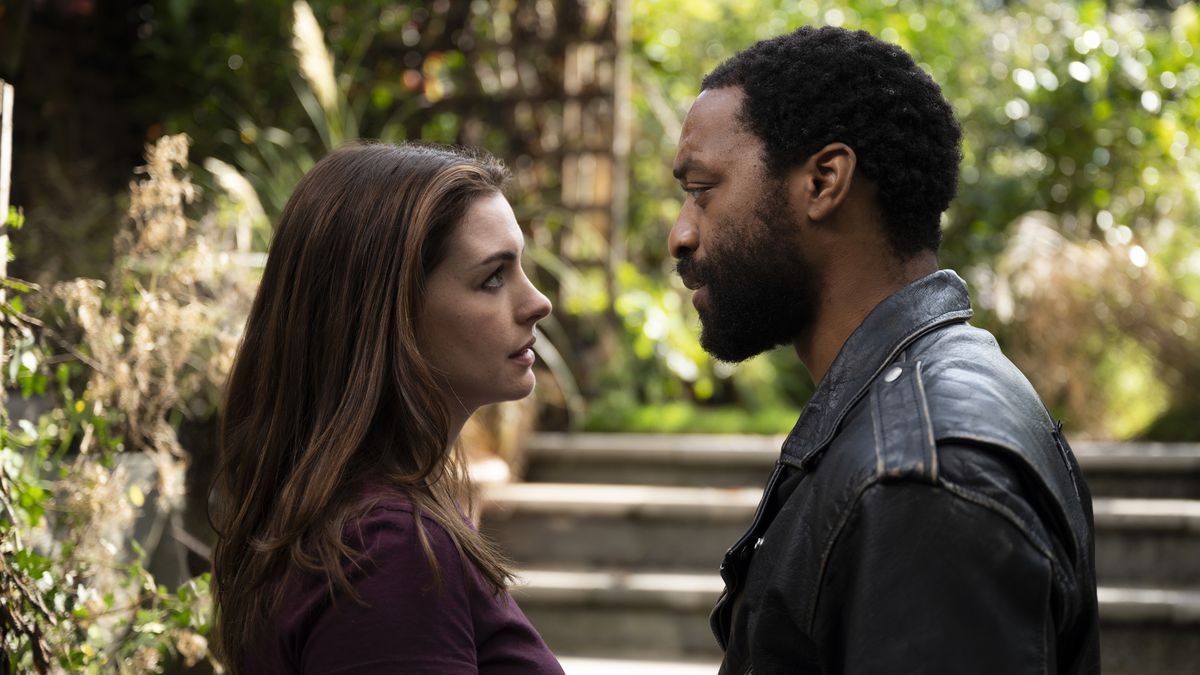 Anne Hathaway and Chiwetel Ejiofor face each other in Locked Down