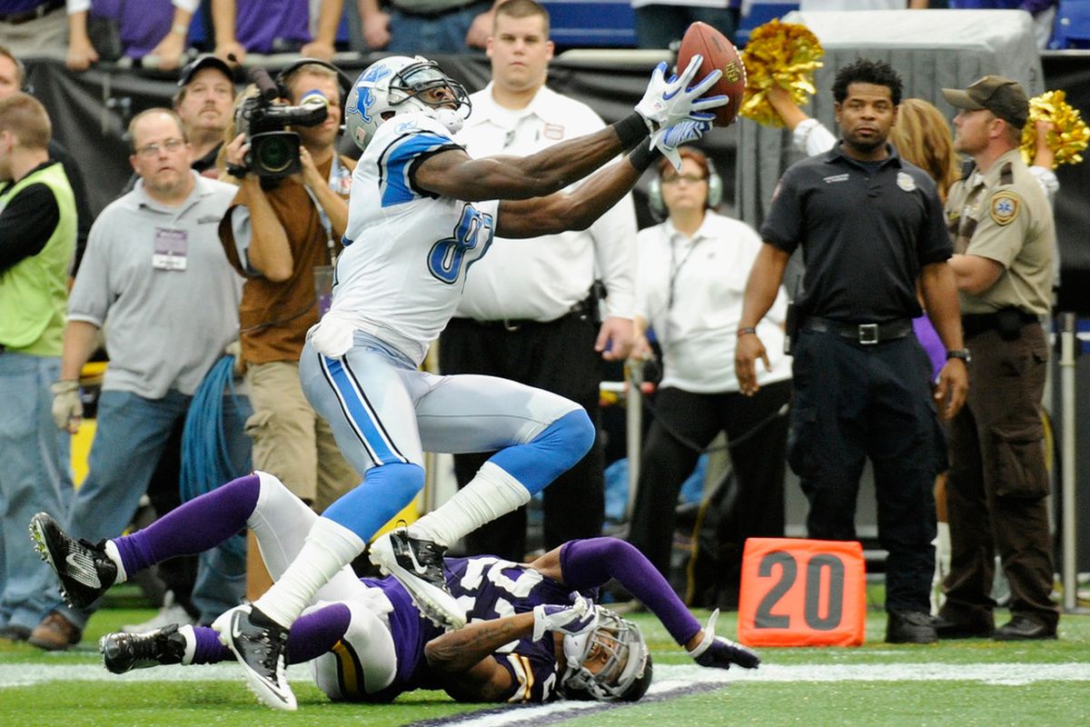 Calvin Johnson and Cedric Griffin perform an interpretive dance representing the seasons of their respective teams.