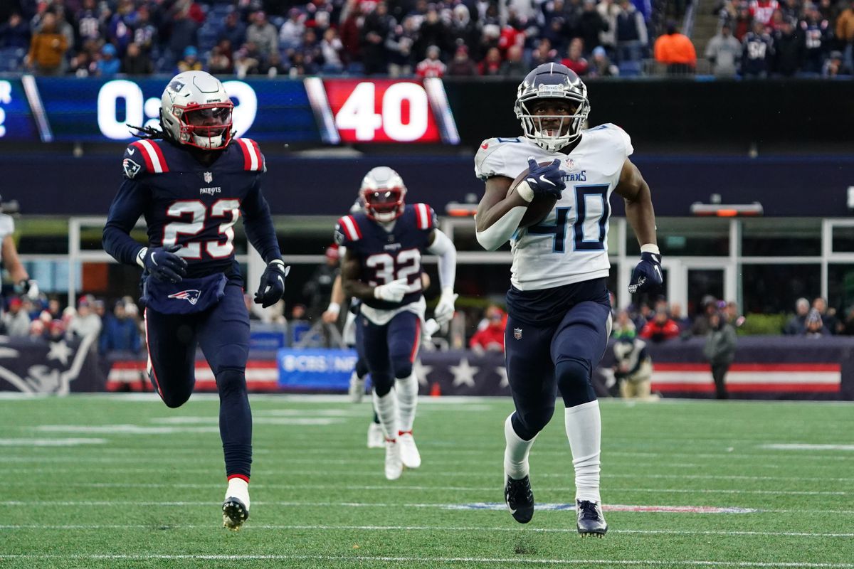 Tennessee Titans running back Dontrell Hilliard (40) runs the ball for a touchdown against the New England Patriots in the second quarter at Gillette Stadium.