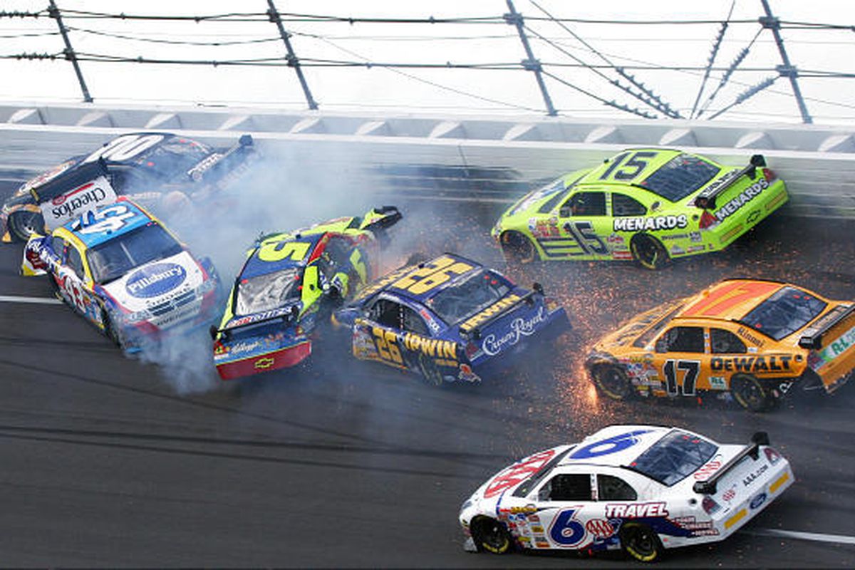 Bobby Labonte (43) suffered mechanical failure on lap 145 leading to a crash that ncluded Matt Kenseth (17) and Kyle Busch (5).