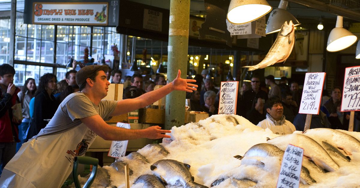 Pike Place Market presenta una demanda contra el famoso comerciante de pescado