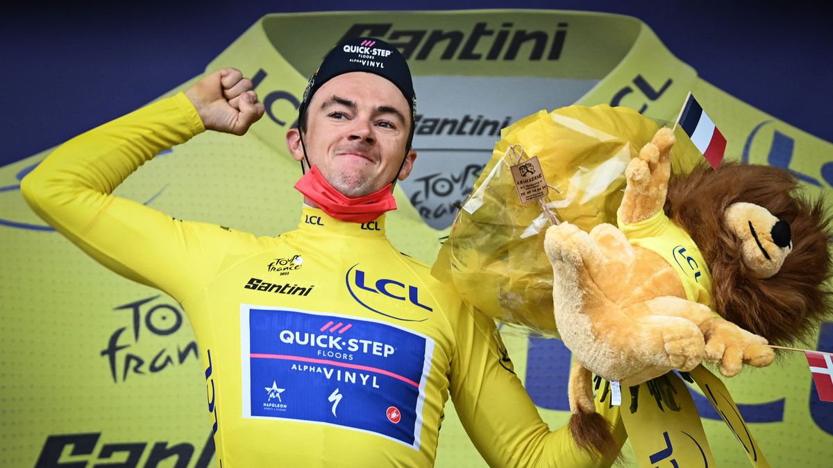 Belgian Yves Lampaert of Quick-Step Alpha Vinyl celebrates on the podium in the yellow jersey of leader in the overall ranking after the first stage of the Tour de France cycling race, a 13 km individual time trial in and around Copenhagen, Denmark, Friday 01 July 2022.