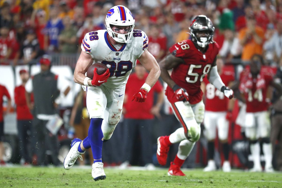 Buffalo Bills tight end Dawson Knox (88) runs with the ball against the Tampa Bay Buccaneers during the second half at Raymond James Stadium.