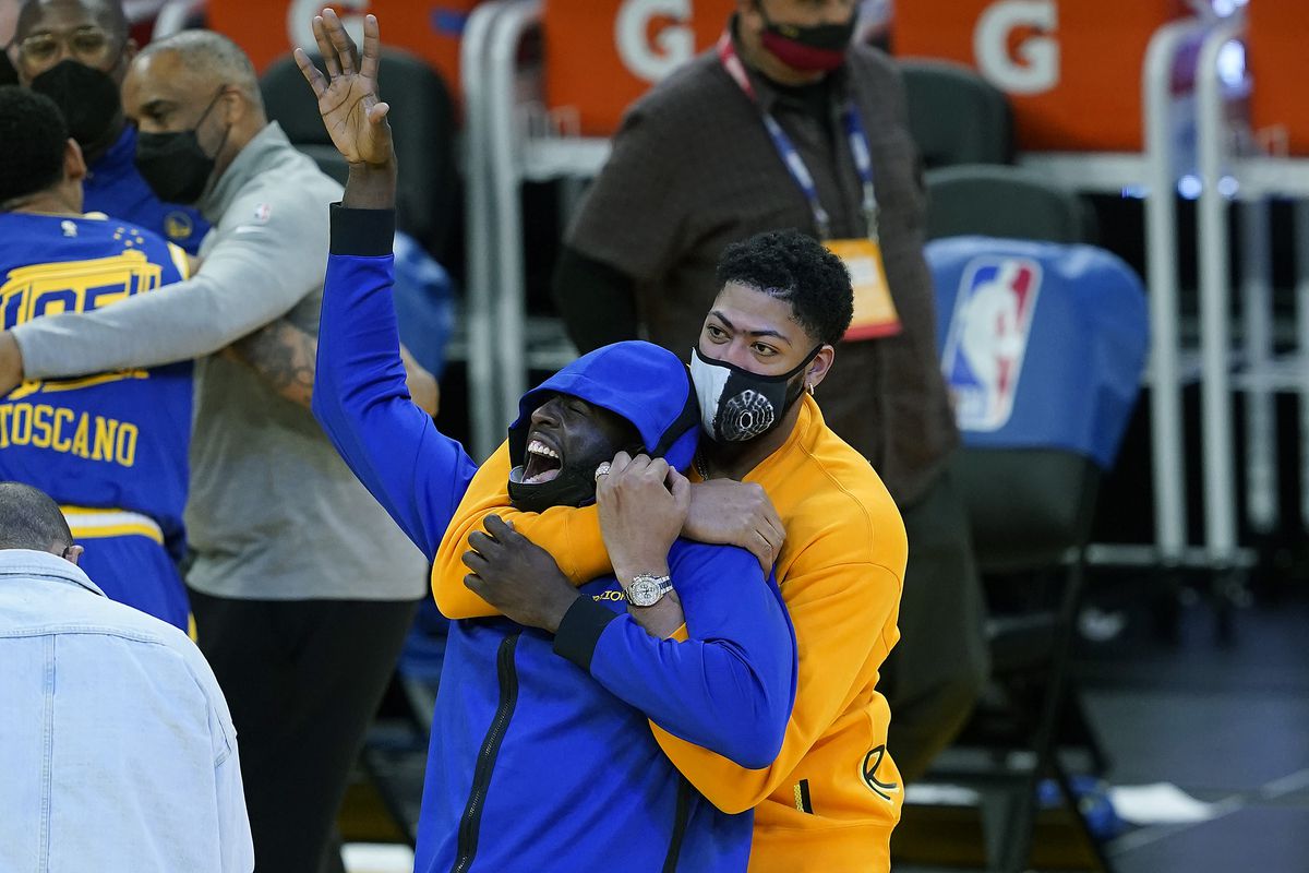Anthony Davis jokingly putting Draymond Green in a chokehold during warmups 