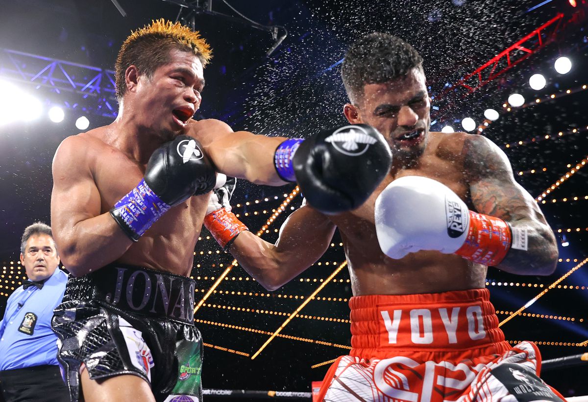Jonas Sultan lands a punch on Carlos Caraballo