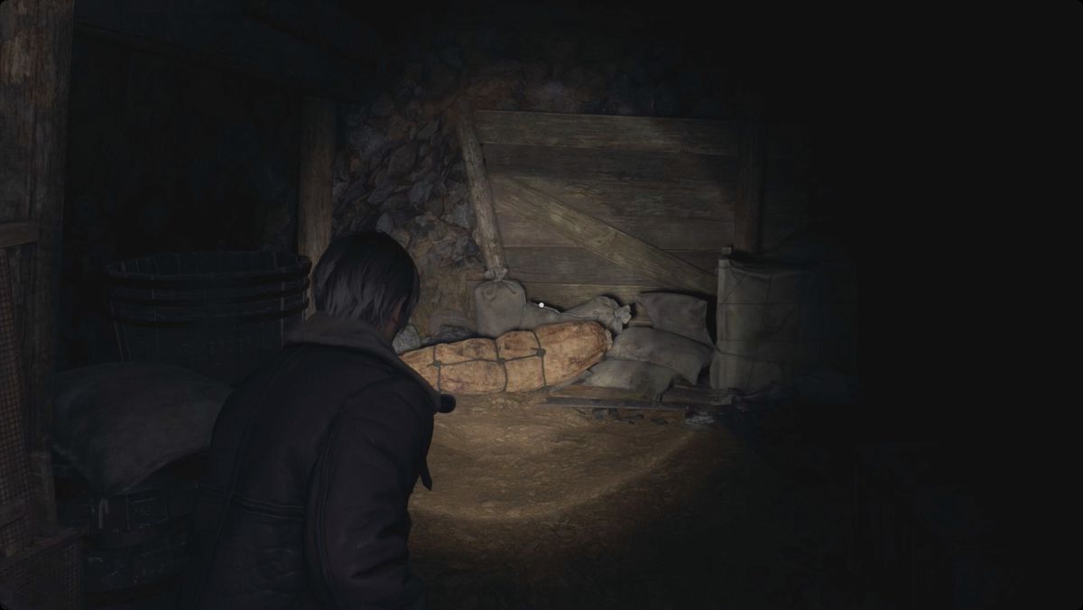 Resident Evil 4&nbsp;remake&nbsp;Leon approaching a person wrapped in a sack