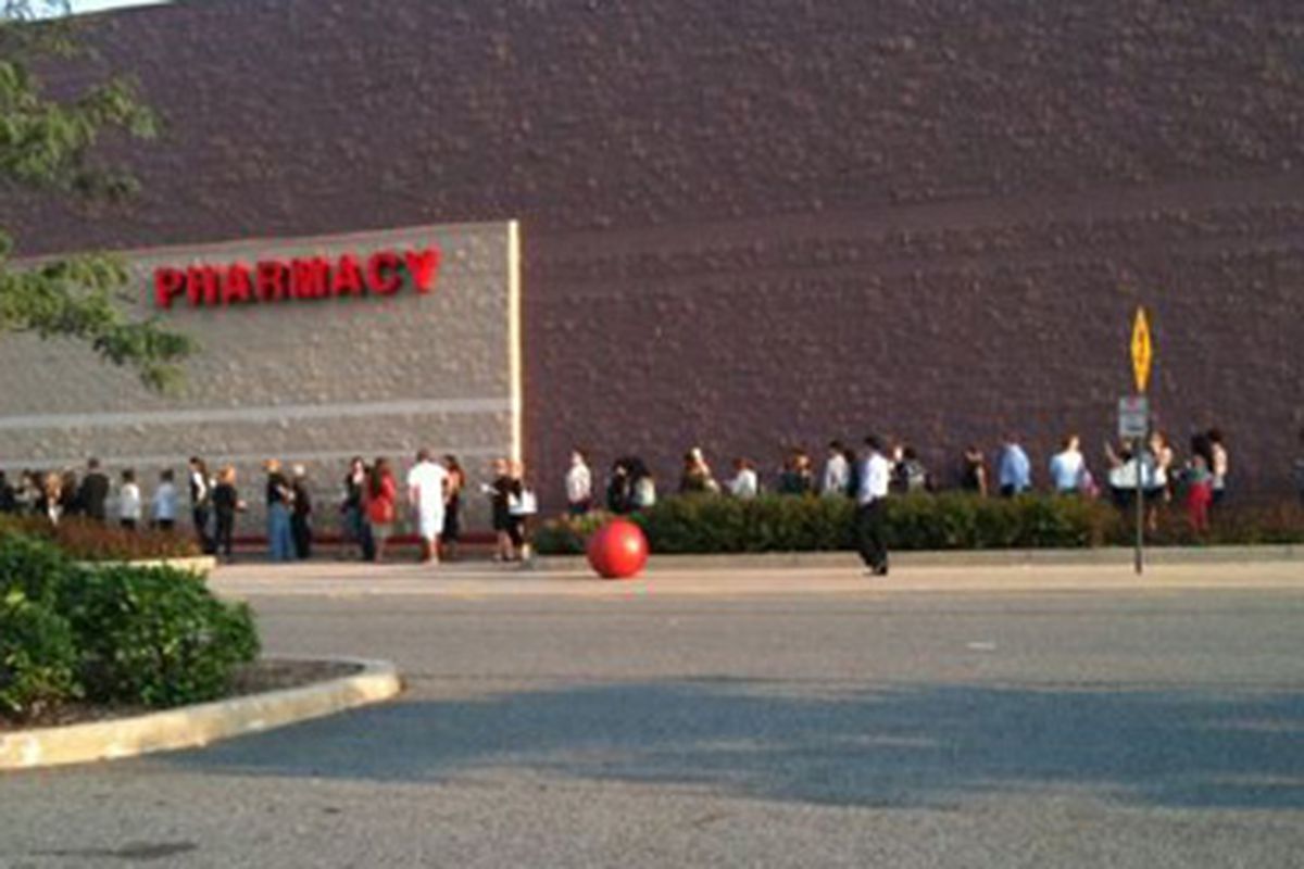 The line outside the Jersey City Target this morning via <a href="http://twitter.com/#!/eye_heart/status/113591054976036864">eye_heart</a>/Twitter