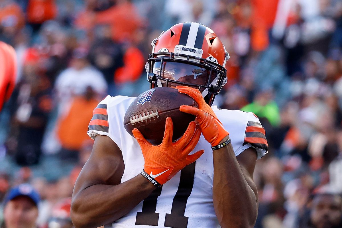 Donovan Peoples-Jones #11 of the Cleveland Browns catches a pass during the game against the Cincinnati Bengals at Paul Brown Stadium on November 7, 2021 in Cincinnati, Ohio.