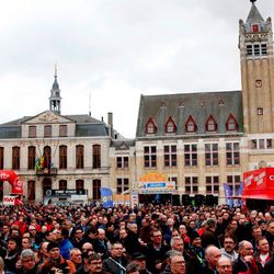 The Grote Markt was packed for the start