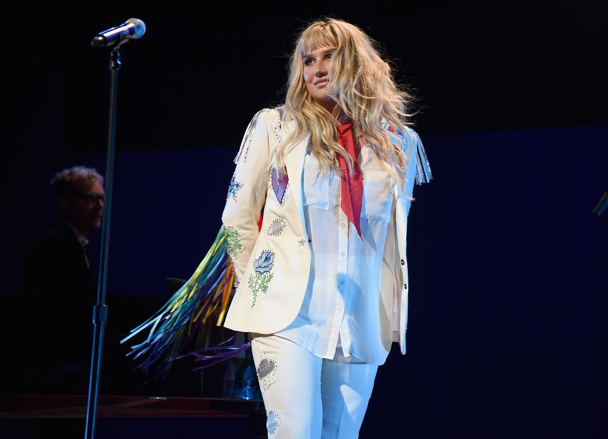 Kesha on stage