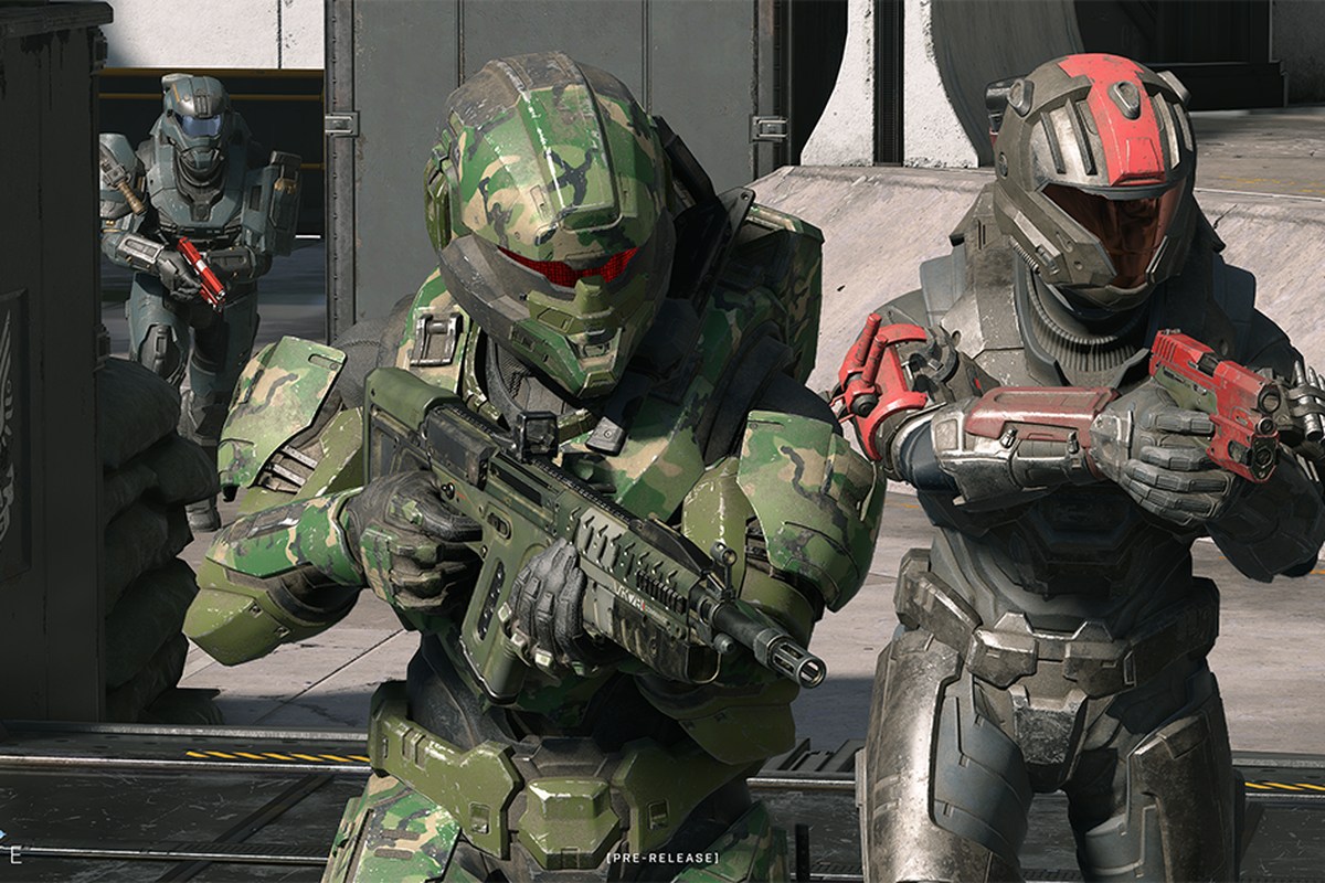 Two armored Spartan soldiers ready their rifles in Halo Infinite